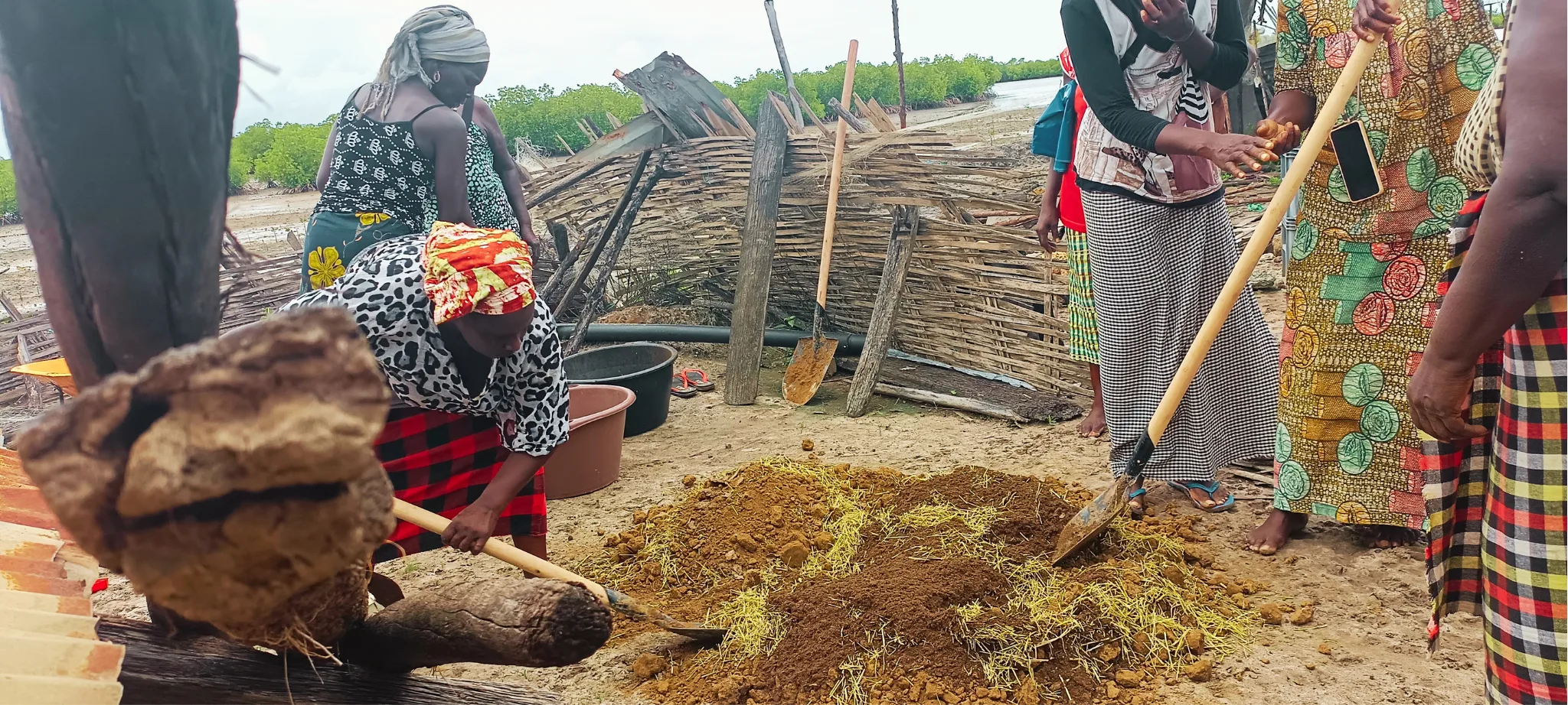 Talleres teóricos y prácticos sobre la construcción de cocinas mejoradas.